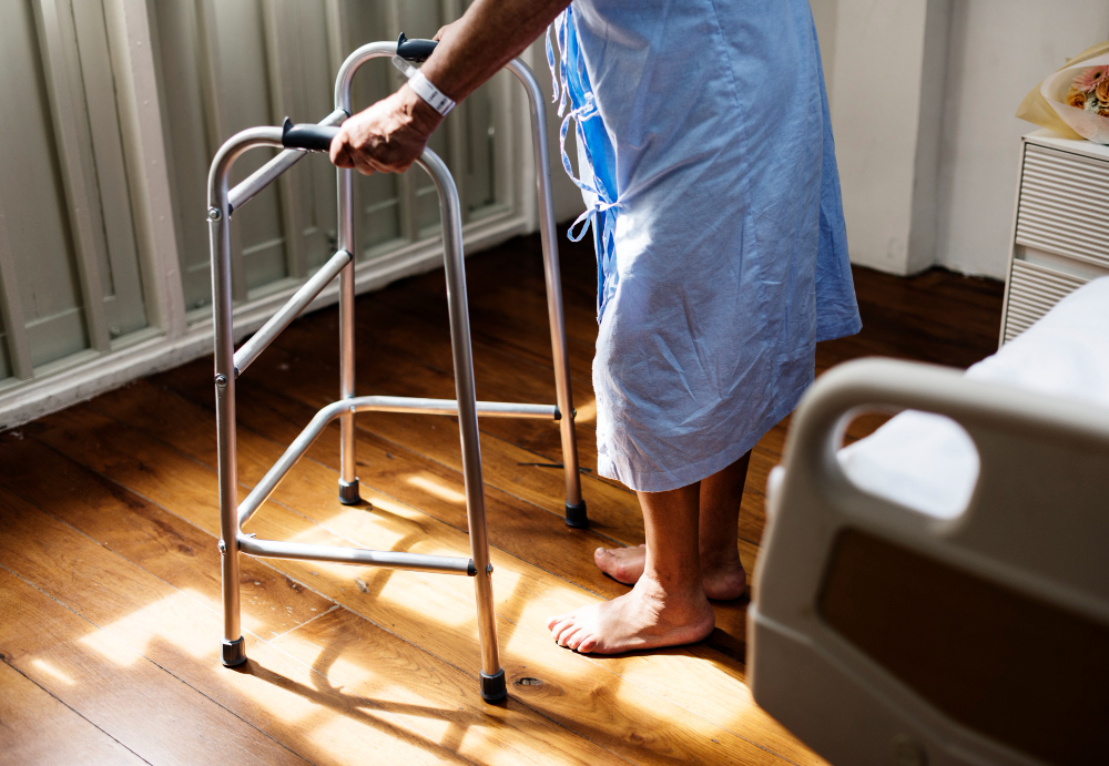 Equipamiento de higiene en baño geriátrico de residencia de mayores